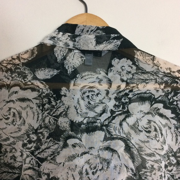 New CAbi BLACK GRAY Sheer FLORAL BLOUSE Sz MEDIUM - Picture 7 of 8